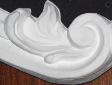 detail bílého sádrového rámu